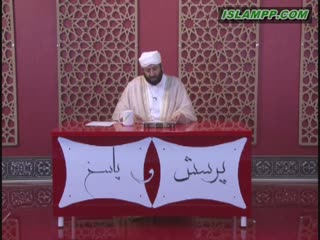 حکم روزه ی کسی که در استخر شنا می کند.