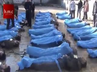 اعدام دهها نفر توسط نظام اسد و انداختن آنها در نهر و جمع اوری اجساد توسط مردم (3)